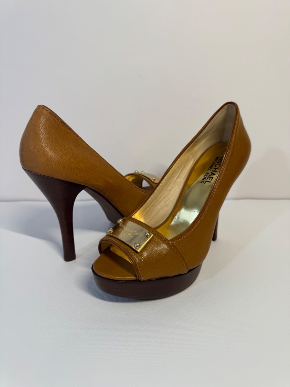 Michael Kors Camel Leather Peep Toe Platform Heels Gold Plate Logo Size 6